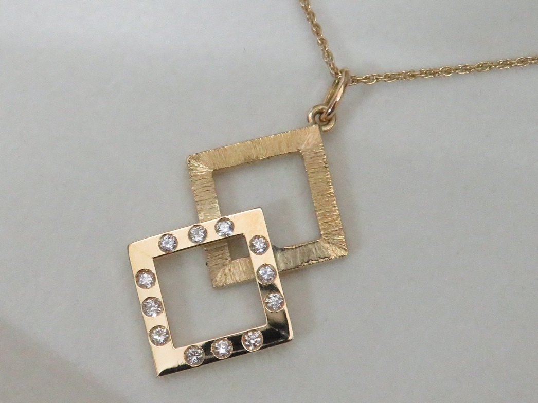 Penjoll romboide d'or 18K